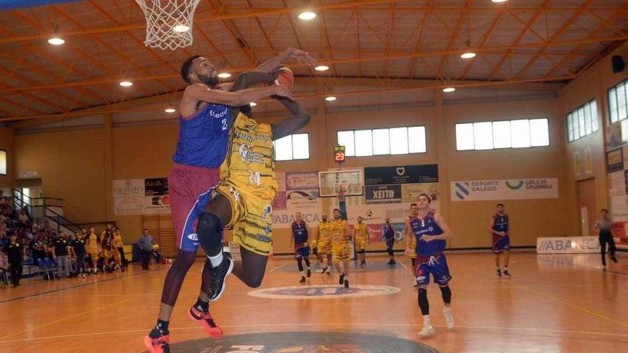 Karamo Jawara recibe la falta de Andre Norris que le acabaría lesionando. // Noé Parga