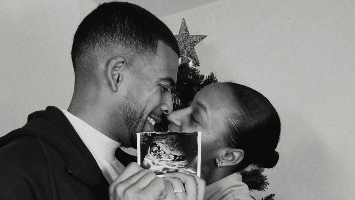 Ana Peleteiro, junto a su pareja y la ecografía del futuro bebé