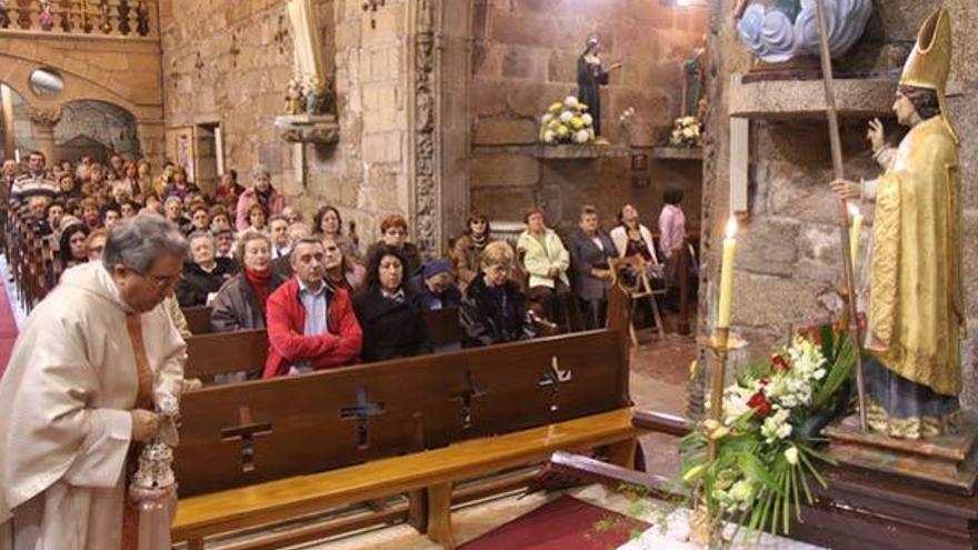 Un momento de la ceremonia oficiada ayer en la iglesia parroquial de San Martiño de O Grove.  // Muñiz