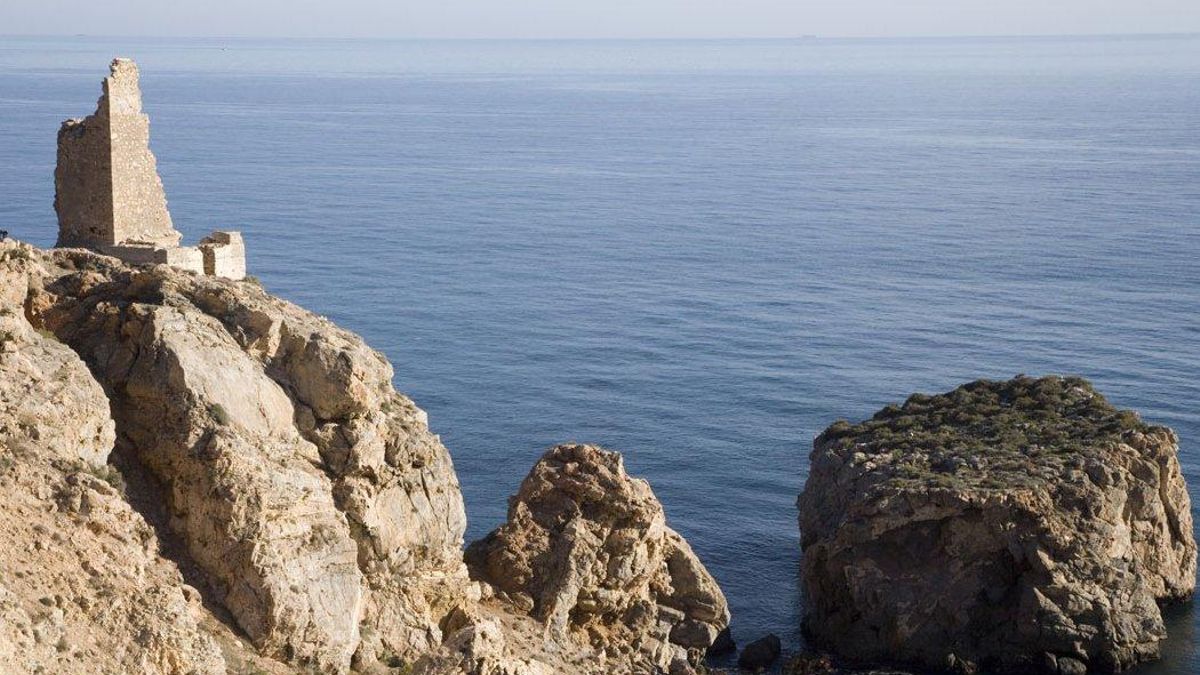 Así es la cala de Granada escondida entre acantilados y con aguas turquesas, a una hora de Málaga