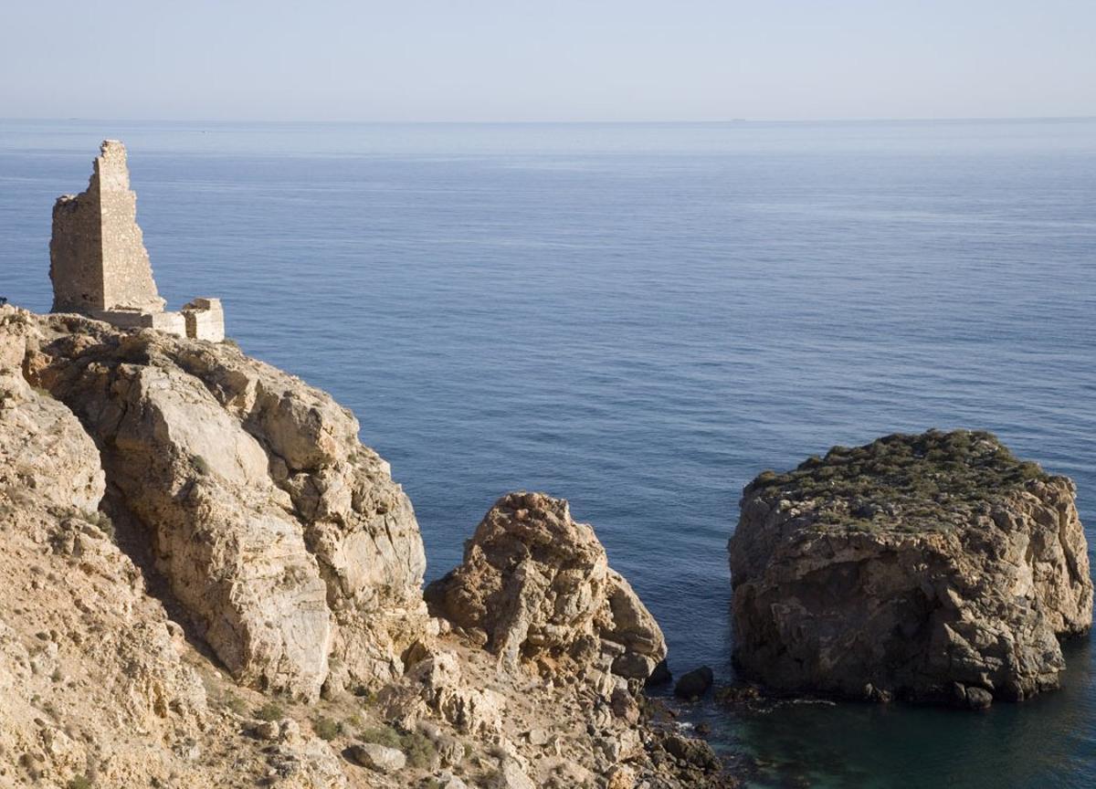 Así es la cala de Granada escondida entre acantilados y con aguas turquesas, a una hora de Málaga