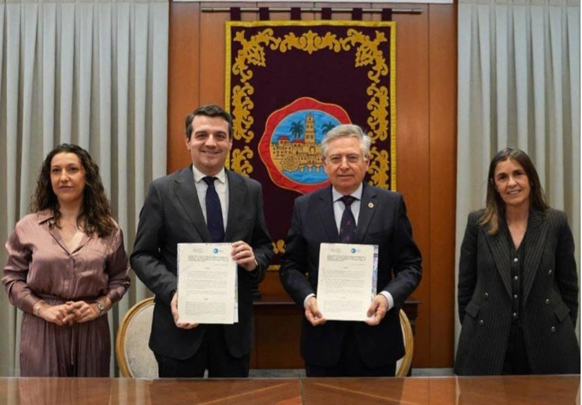 José María Bellido y Francisco de Paula Sánchez firman un acuerdo marco de colaboración entre la FAMP y la Oficina Andaluza contra el Fraude.