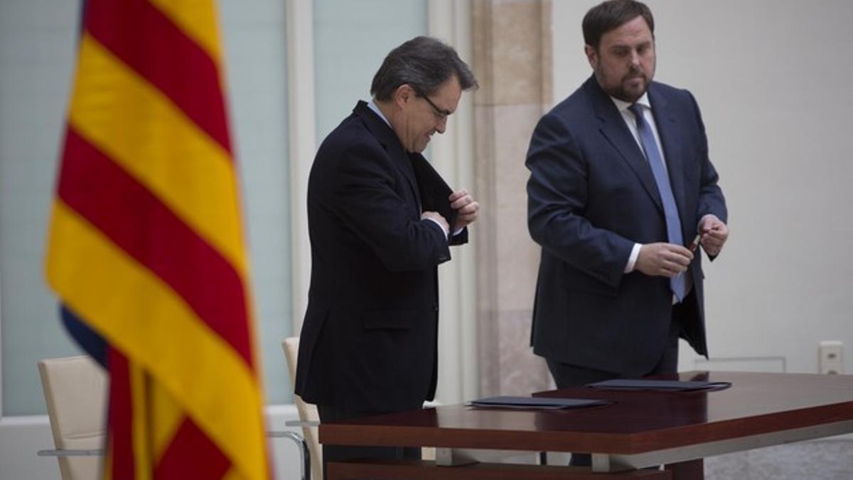 Artur Mas (izquierda) y Oriol Junqueras, durante la firma del acuerdo de gobierno CiU-ERC, el pasado diciembre.