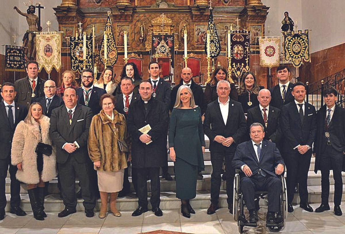 Hermanos mayores, autoridades, pregonera de 2026 y cofrades ejemplares.