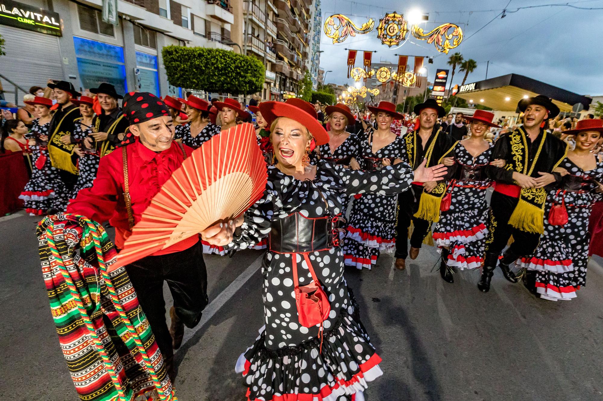 Las once compañías de la cruz recorren las calles ante la atenta mirada del público que volvió a sentir el vibrar de la música | Como en el Desfile moro, el boato lo formaron Reyes que ostentaron el cargo en años anteriore