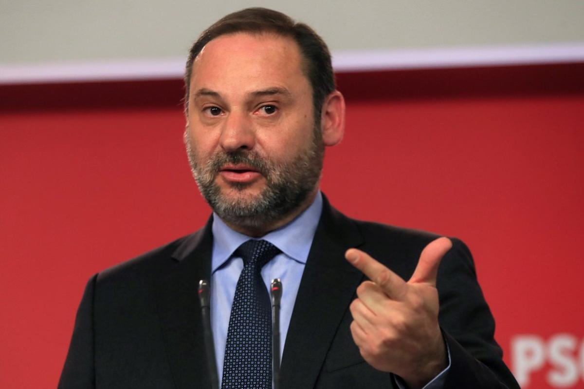 GRAF9746 MADRID, 17/6/2019.-El ministro de Fomento en funciones y secretario de Organización del PSOE, José Luis Ábalos, durante la rueda de prensa que ofreció hoy en la se de Ferraz. Según Ábalos el presidente del Gobierno en funciones y líder del PSOE, Pedro Sánchez, está dispuesto a enfrentarse a una investidura fallida para no decepcionar ni a los electores ni al rey. EFE/Fernando Alvarado GRAF9746 MADRID, 17/6/2019.-El ministro de Fomento en funciones y secretario de Organización del PSOE, José Luis Ábalos, durante la rueda de prensa que ofreció hoy en la se de Ferraz. Según Ábalos el presidente del Gobierno en funciones y líder del PSOE, Pedro Sánchez, está dispuesto a enfrentarse a una investidura fallida para no decepcionar ni a los electores ni al rey. EFE/Fernando Alvarado