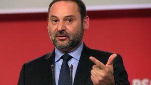 GRAF9746 MADRID, 17/6/2019.-El ministro de Fomento en funciones y secretario de Organización del PSOE, José Luis Ábalos, durante la rueda de prensa que ofreció hoy en la se de Ferraz. Según Ábalos el presidente del Gobierno en funciones y líder del PSOE, Pedro Sánchez, está dispuesto a enfrentarse a una investidura fallida para no decepcionar ni a los electores ni al rey. EFE/Fernando Alvarado