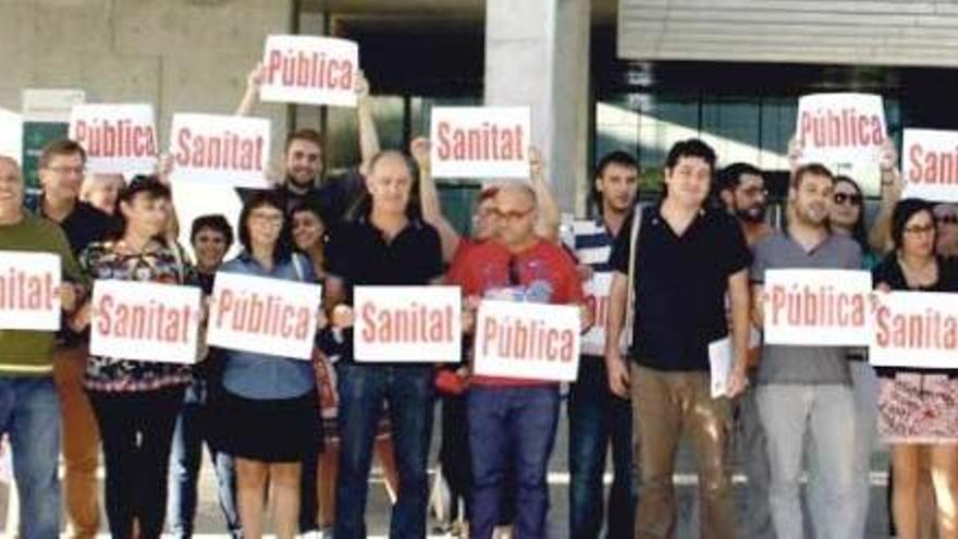 Los concentrados ayer ante el Hospital de Dénia.