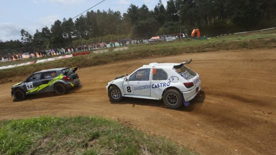 Escribano, con su Skoda negro, toma un curva en Carballo por delante de un rival. | Autocross de Carballo