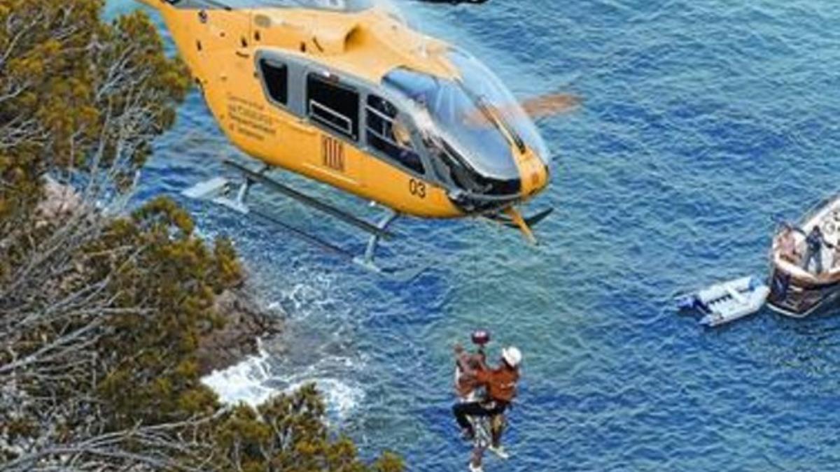 Un equipo de salvamento rescata a un hombre en Cap Roig, en Calella de Palafrugell, el 31 de julio del 2007.