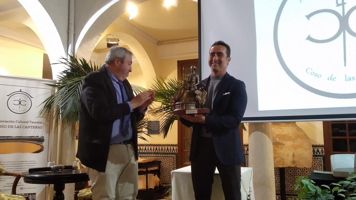David Fandila 'El Fandi' recibe el trofeo en Priego.