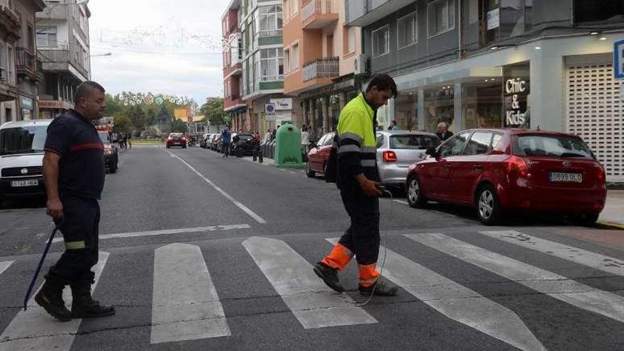 Emerxencias realizando mediciones de gas el martes. // Noé Parga