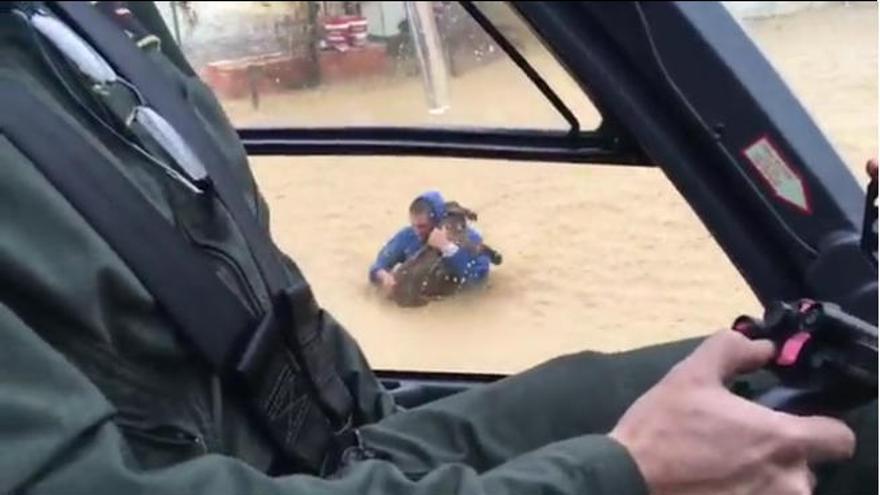 Rescate áreo de un hombre y su mascota durante las inundaciones de diciembre de 2016.