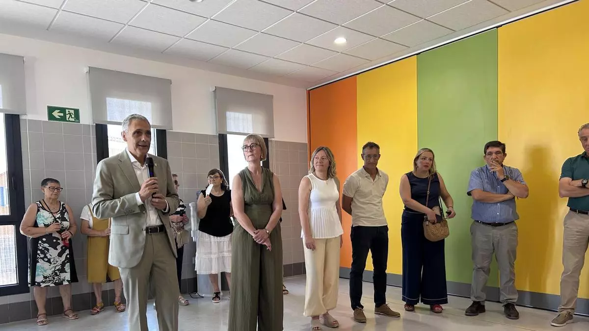 Centenares de vecinos conocen el nuevo CEIP San Miguel Arcángel en una jornada de puertas abiertas histórica para Soneja
