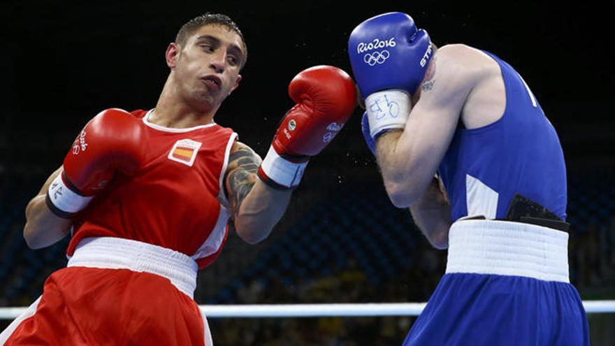 Carmona, izquierda, durante el combate.