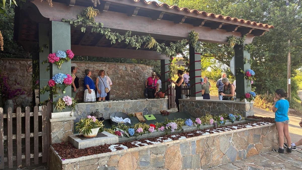 La Fuente del Carbayeu, en Llavares (Arlós), gana el primer certamen de enramado de Llanera