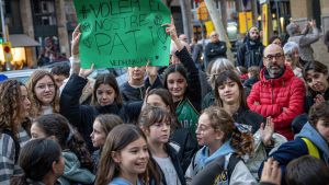 Alumnas de la escuela Vedruna de Gràcia reclaman que no se restrinja el uso de su patio, en una manifestación reciente en Barcelona.