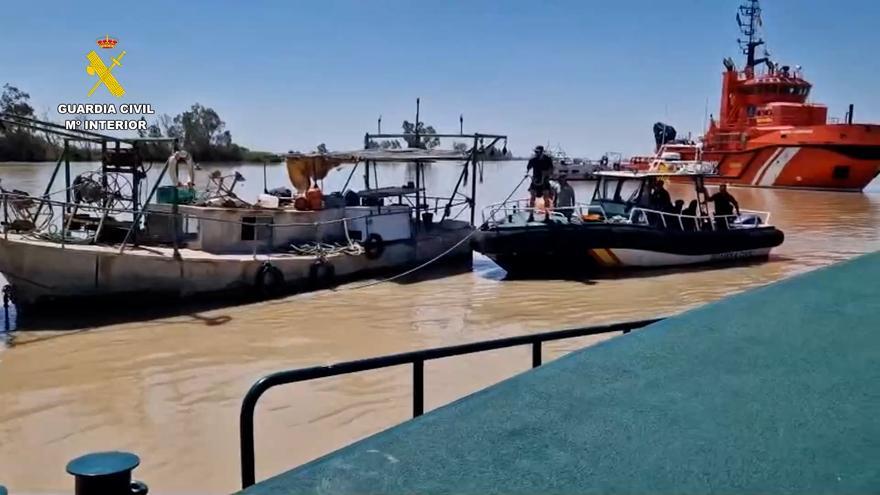 La Guardia Civil retira 20 plataformas anguleras en el Guadalquivir