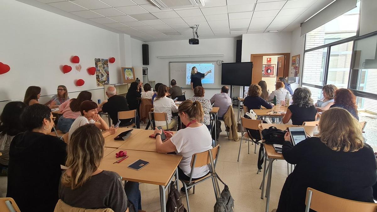 Una clase en la EOI de Gandia.