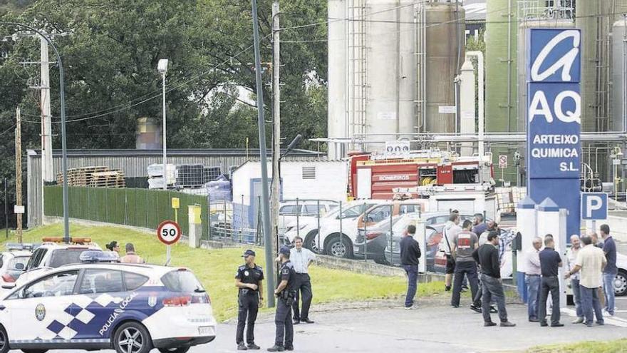 Policia Local, trabajadores y allegados, en la entrada de la fábrica donde se registró el accidente. // J.Roller