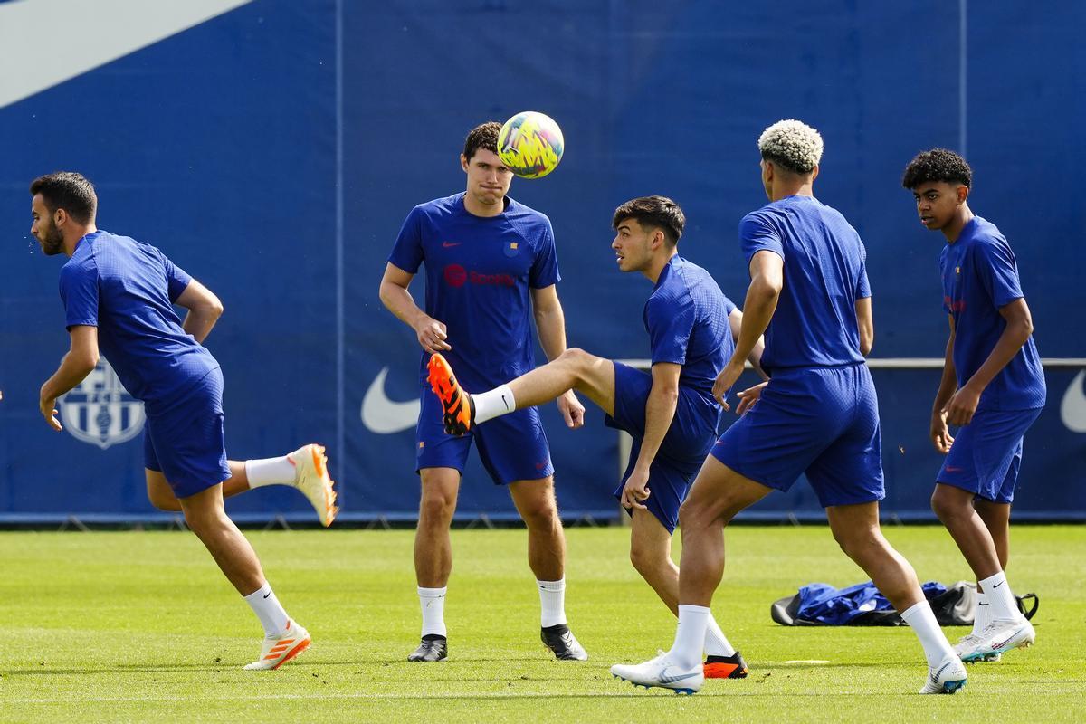 Pedri en el centro de un grupo delante de Christensen.