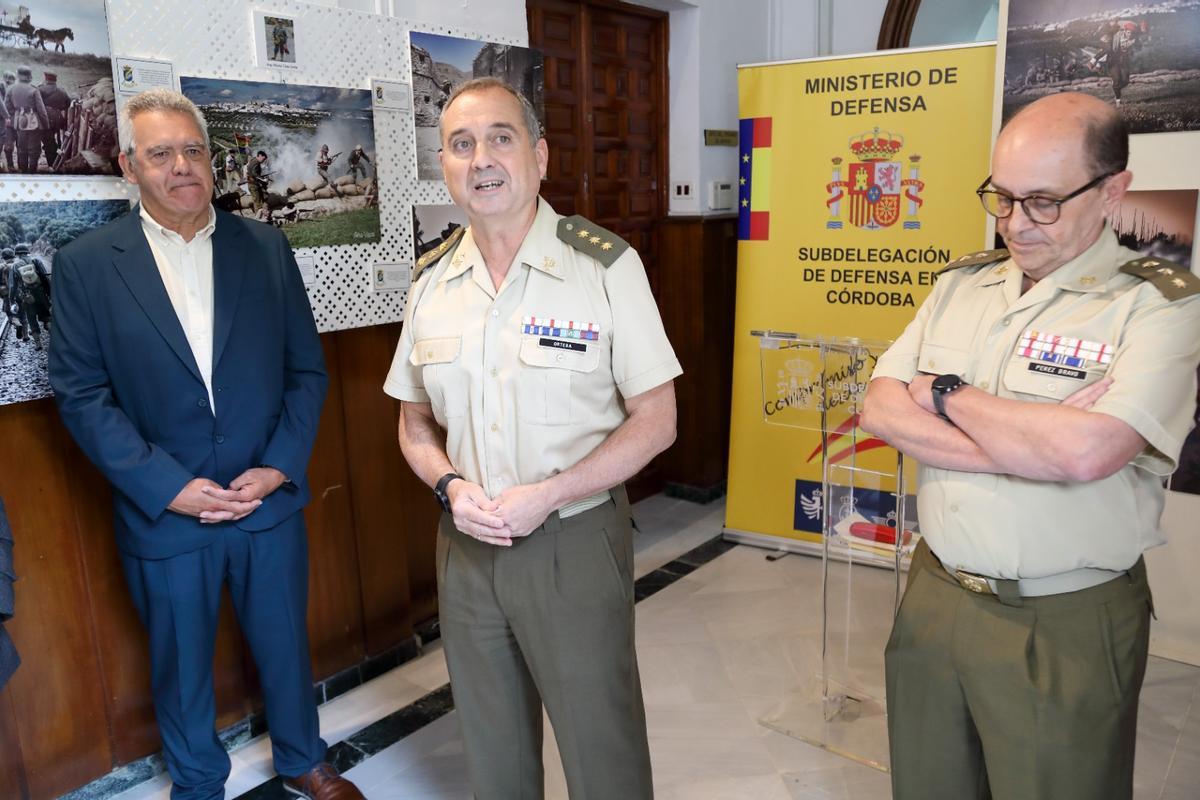 El Subdelegado de Defensa presenta la exposición 'En marcha al pasado' en Córdoba.