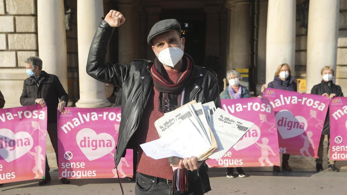 Pau Díaz, con las cartas en la mano, posa ante sus compañeros que sujetan las pancartas.