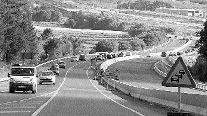 Uno de los tramos en obras de la vía rápida do Salnés que se convertirá en autovía. / J.L.OUBIÑA