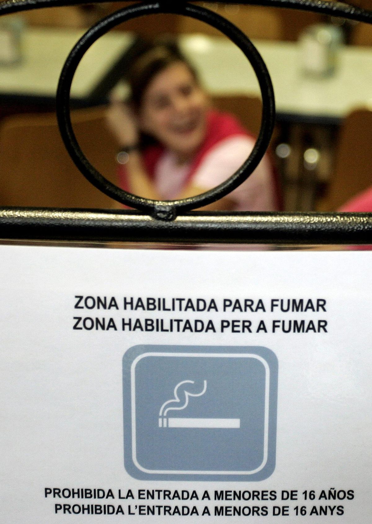 Zona habilitada para fumar en un establecimiento
