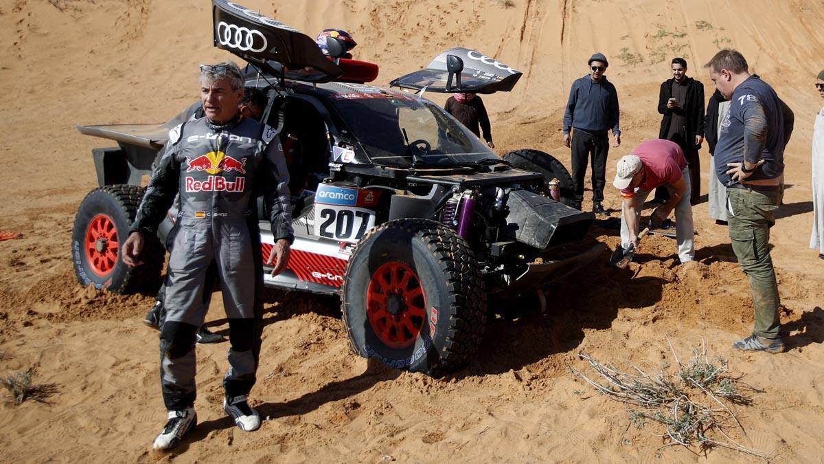  El coche de Carlos Sainz y el copiloto Lucas Cruz es reparado durante la etapa.