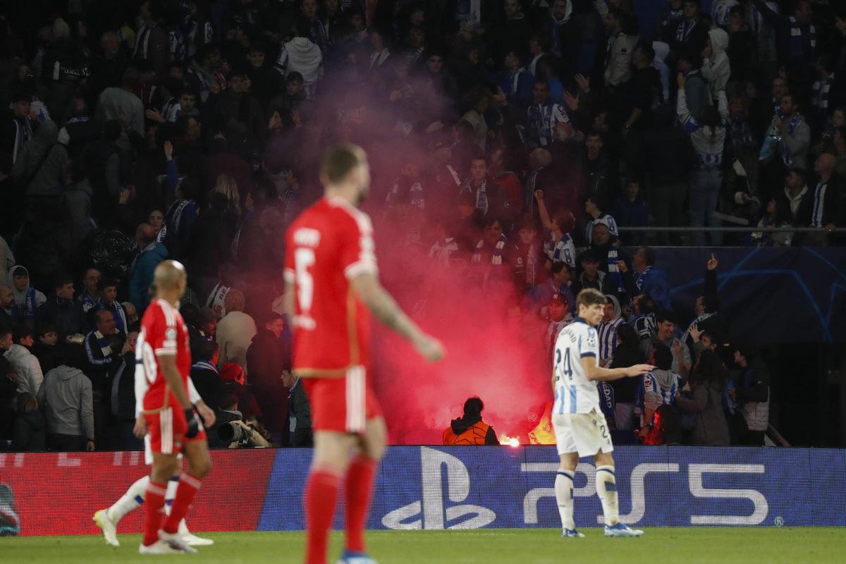 Bengalas ayer durante el Real Sociedad Benfica