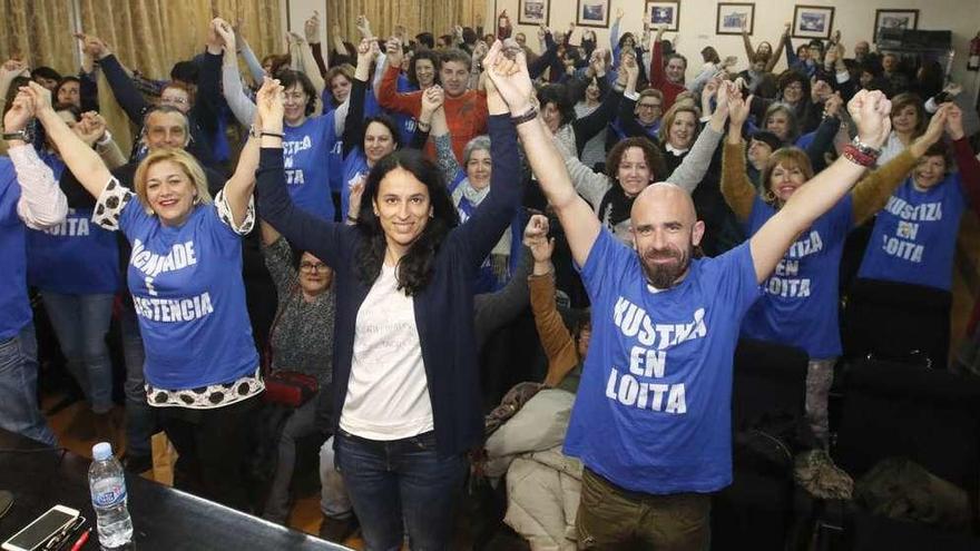 Los funcionarios judiciales de Vigo, ayer, en una nueva asamblea informativa. // Alba Villar