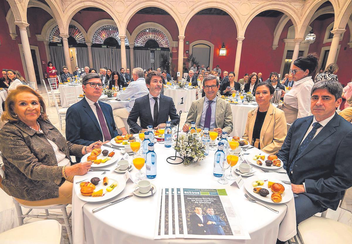 Concha Yoldi, presidenta de Persán y de la Fundación Persán; Álvaro Pimentel, delegado de Cartuja, Parques Innovadores, Movilidad, Economía y Comercio del Ayuntamiento de Sevilla; Sergi Guillot, director general de Prensa Ibérica; Jorge Paradela, consejero de Industria, Energía y Minas de la Junta; Isabel Morillo, directora de ‘El Correo de Andalucía’; y Andrés Sánchez, director general de Prensa Ibérica en la Comunidad Valenciana, Murcia y Andalucía.