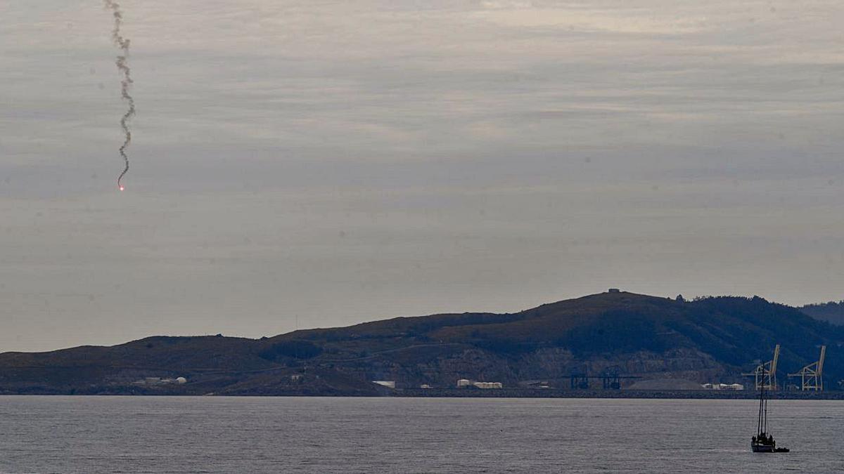 Una bengala desde el mar como práctica de la Escuela de Vela | CARLOS PARDELLAS