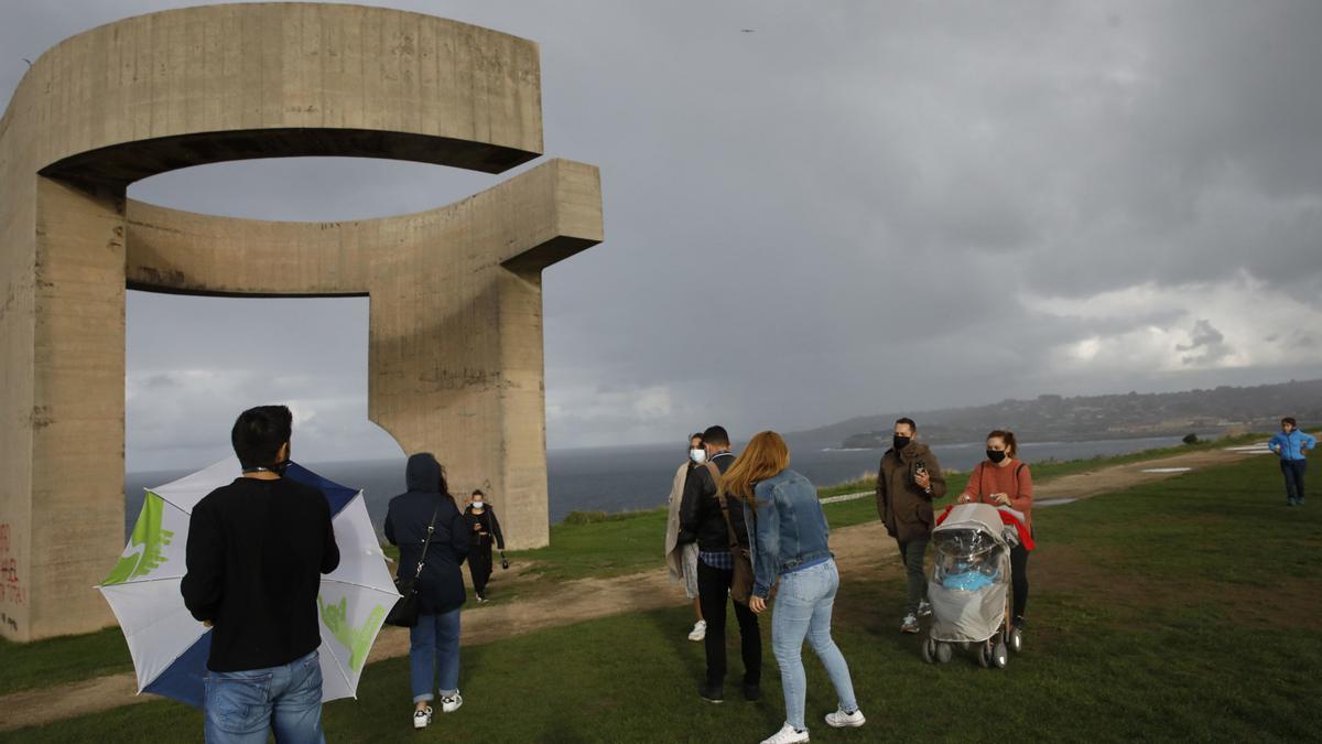 Turistas en Gijón. ÁNGEL GONZÁLEZ