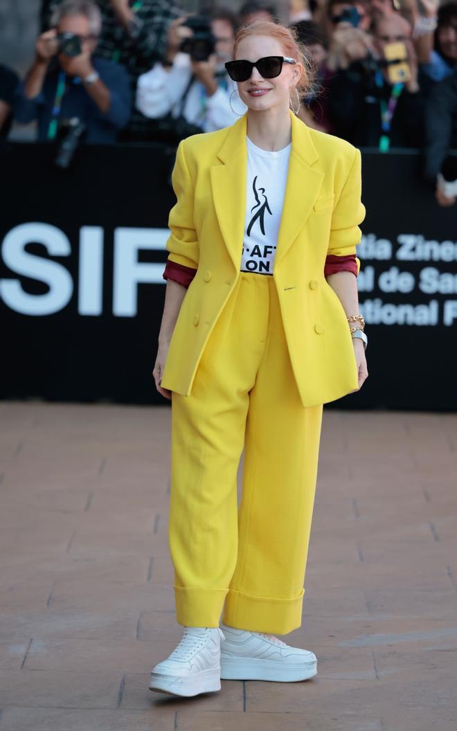 Jessica Chastain con traje amarillo y zapatillas con plataforma