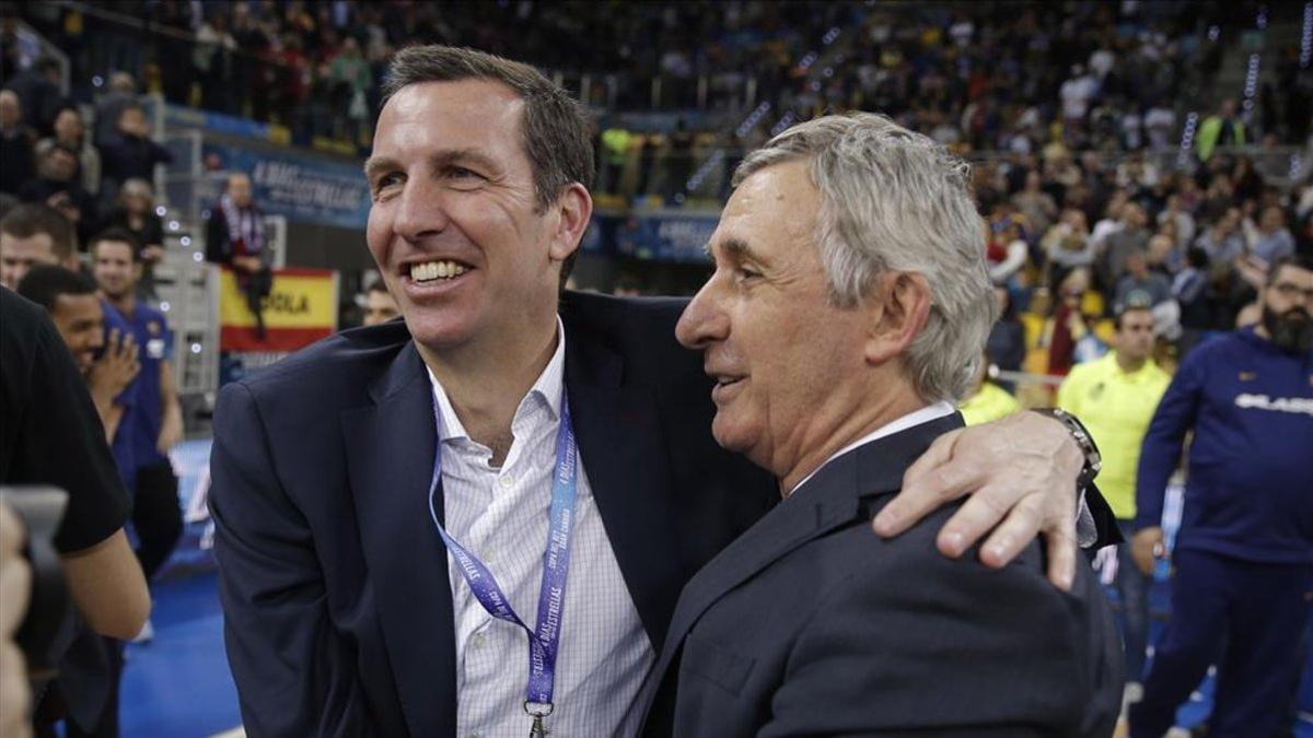 Nacho celebrando junto a Pesic la copa del Rey