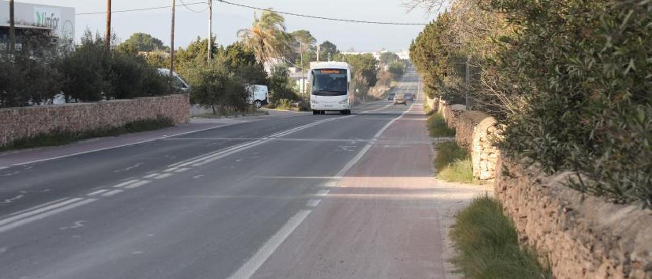 Un autobús de línea circula por un tramo de la carretera principal de Formentera.