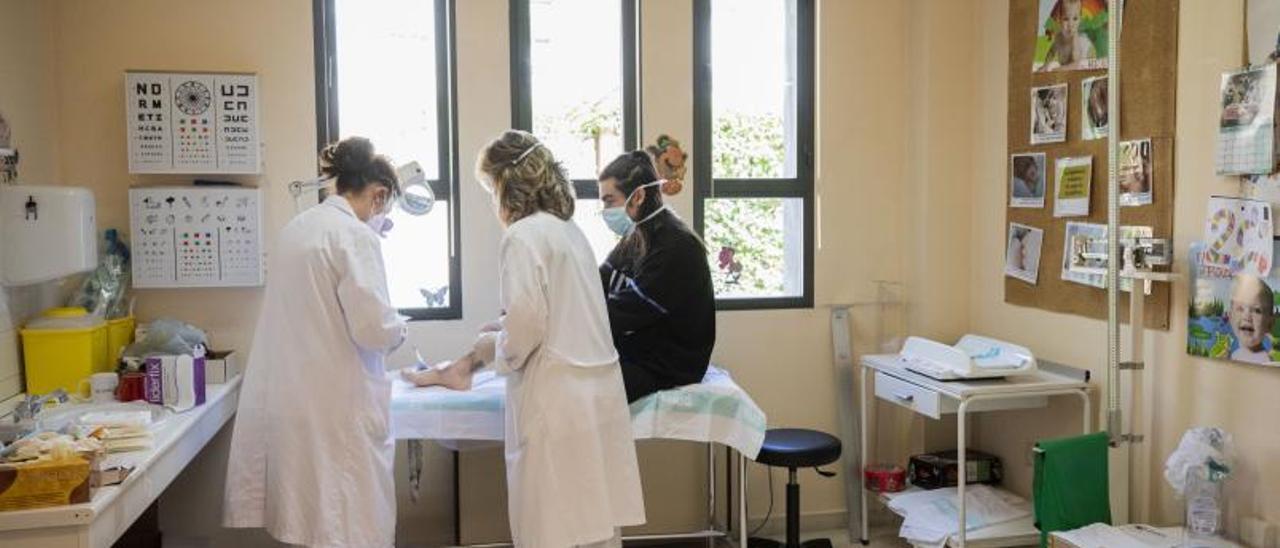 Varias profesionales atienden a una paciente en un centro de salud de Aragón.