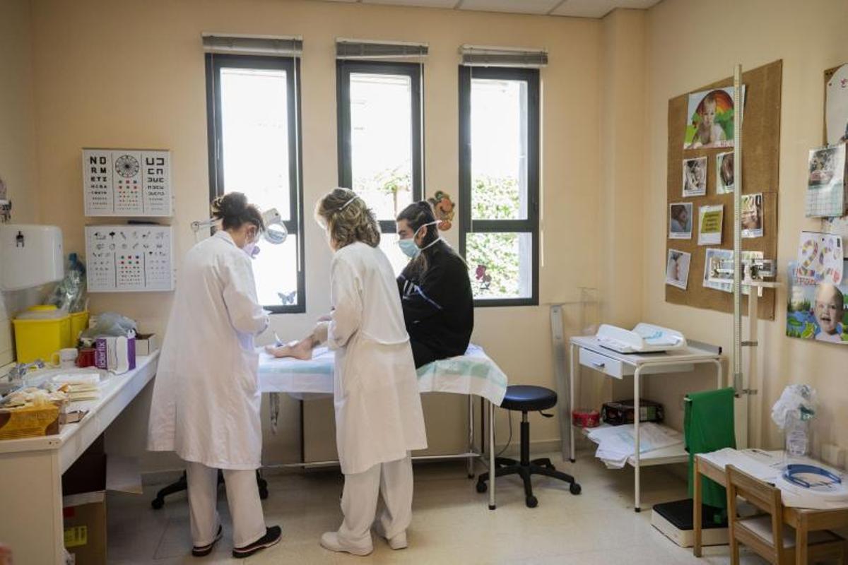 Varias profesionales atienden a una paciente en un centro de salud de Aragón.