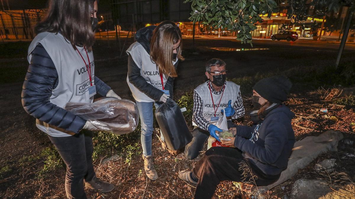 Voluntarios de Conciénciate Elche entregan mantas a personas sin recursos