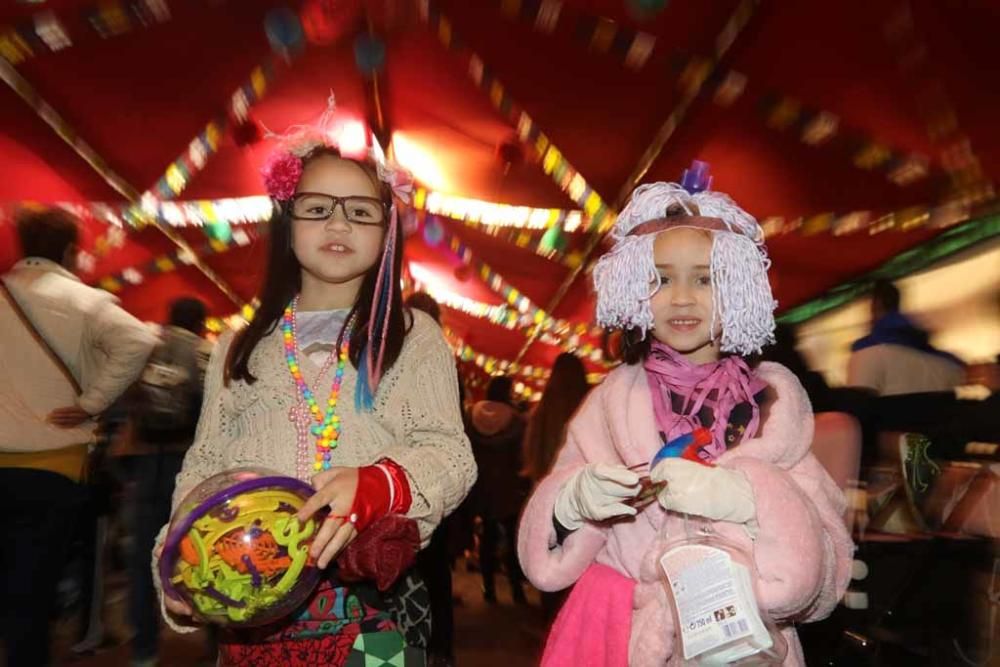 Los ''mariol·los'' dan la bienvenida al carnaval de Vila