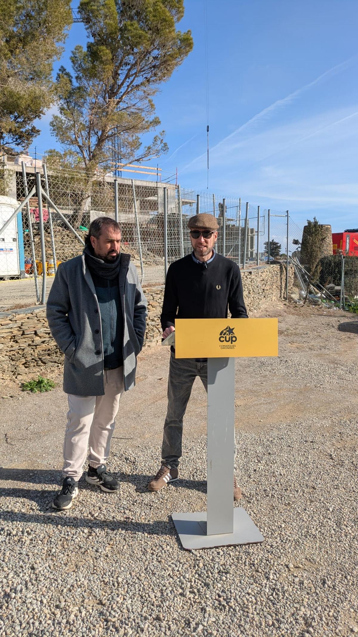 Dani Cornellà, diputat de la CUP per les comarques gironines, i Xesco Vallverdú, membre de l’Assemblea per Cadaqués