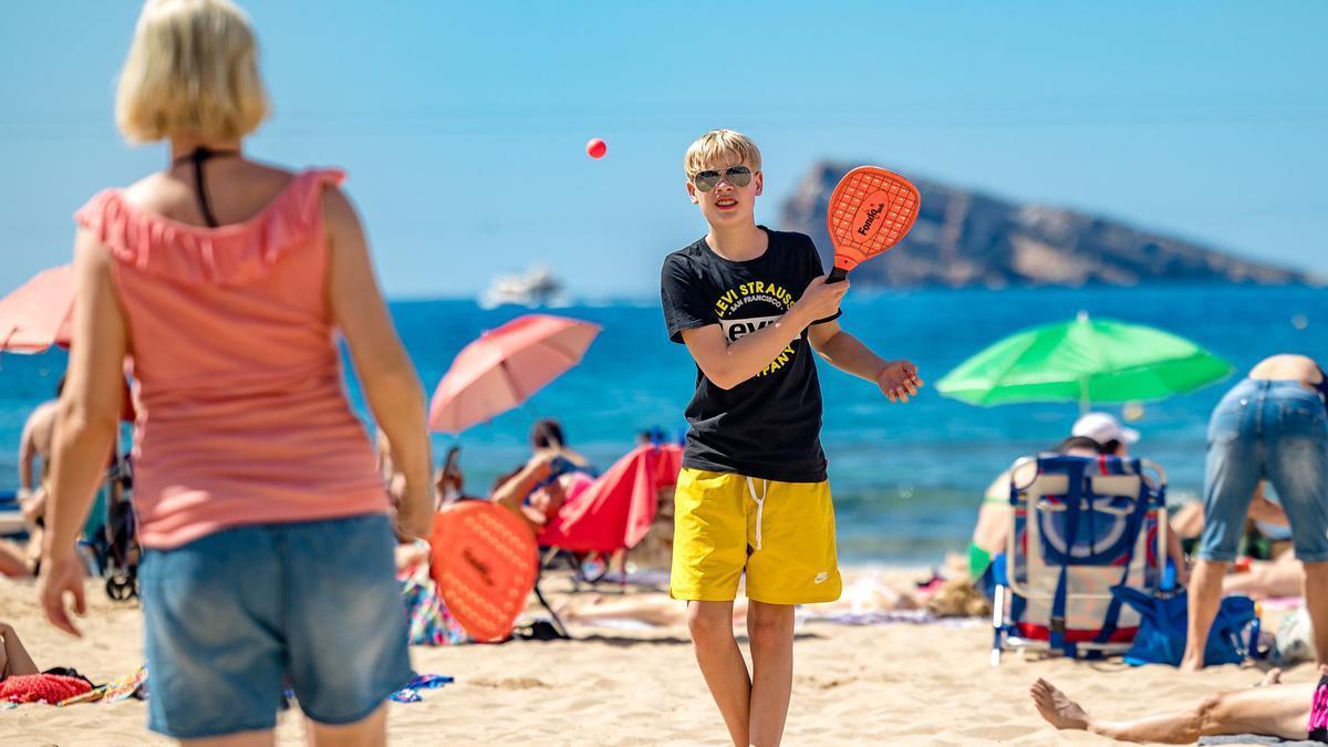 La playa de Benidorm llena de turistas.