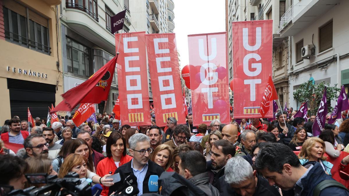 Arcadi España se dirige a la prensa antes de empezar la marcha junto a Diana Morant y Pilar Bernabé.