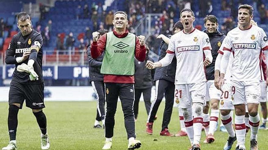 Los jugadores del Mallorca celebran con la aficiÃ³n desplazada a Eibar su triunfo en Ipurua.