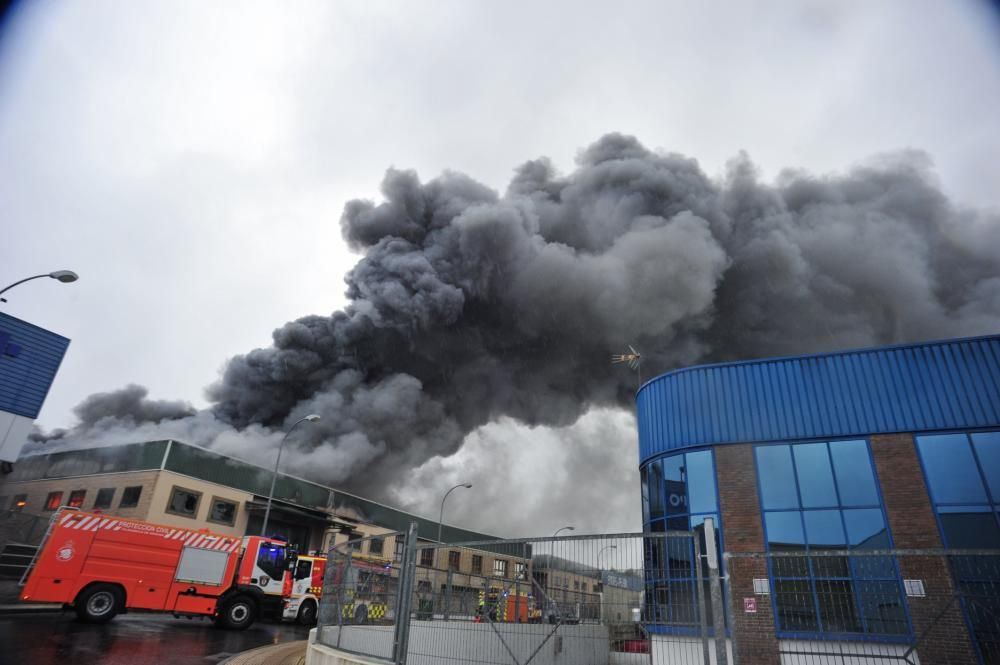 Esta es la estampa que ha dejado el incendio en una nave de Vilagarcía. // Iñaki Abella