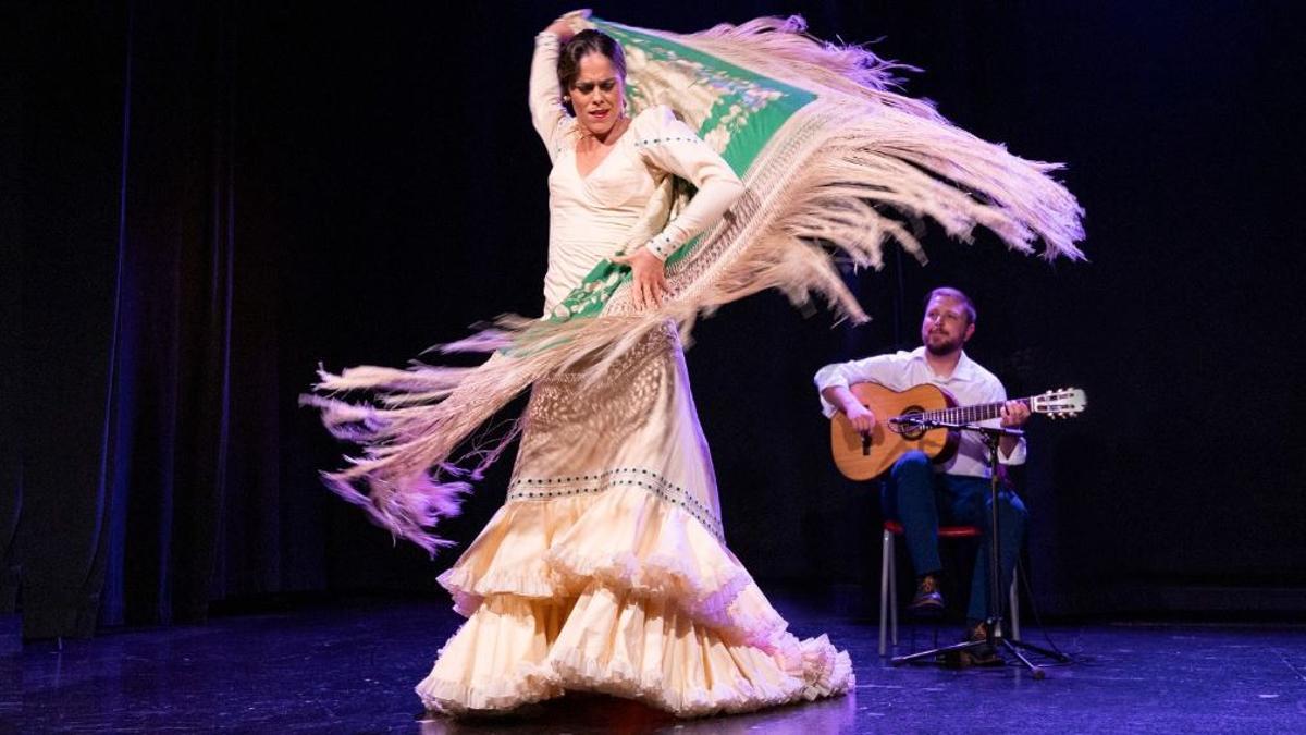 Patricia Guerrero, ballant mentre Alejandro Hurtado toca la guitarra.