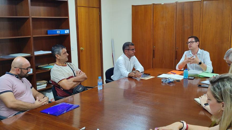 Las ampas de los tres colegios afectados por el fibrocemento piden a Educación que vuelva a negociar con la empresa para hacer la obra este verano