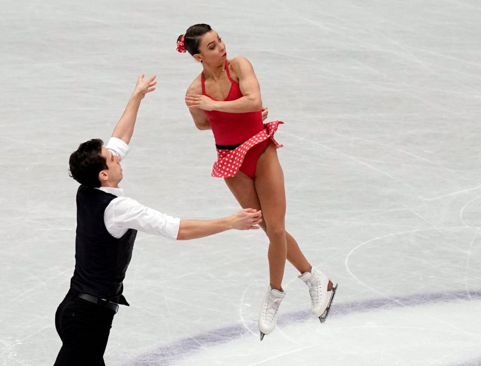 „El patinaje artístico“ ist „Eiskunstlauf“ („sobre hielo“) oder „Rollkunstlauf“ („sobre ruedas“).